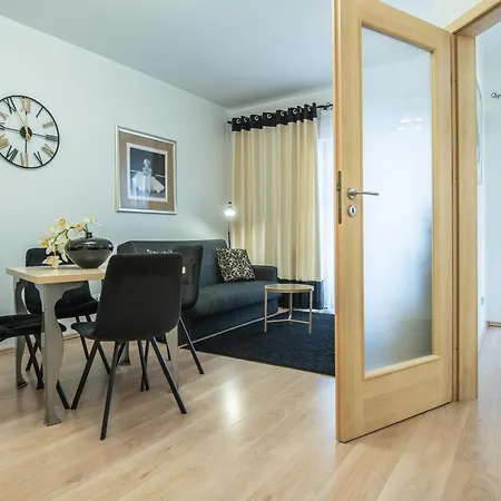 Przy Promenadzie Trzy Korony Z Sypialnia - Parking - An Der Promenade Trzy Korony Mit Schlafzimmer - Parkplatz- Na Wyspie * 슈비노우이스쳬