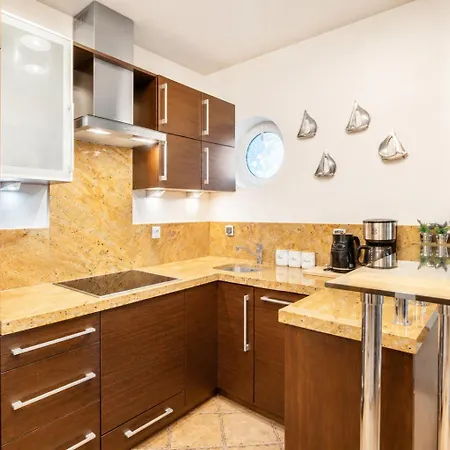 Przy Promenadzie Trzy Korony Z Sypialnia - Parking - An Der Promenade Trzy Korony Mit Schlafzimmer - Parkplatz- Na Wyspie Apartmán *